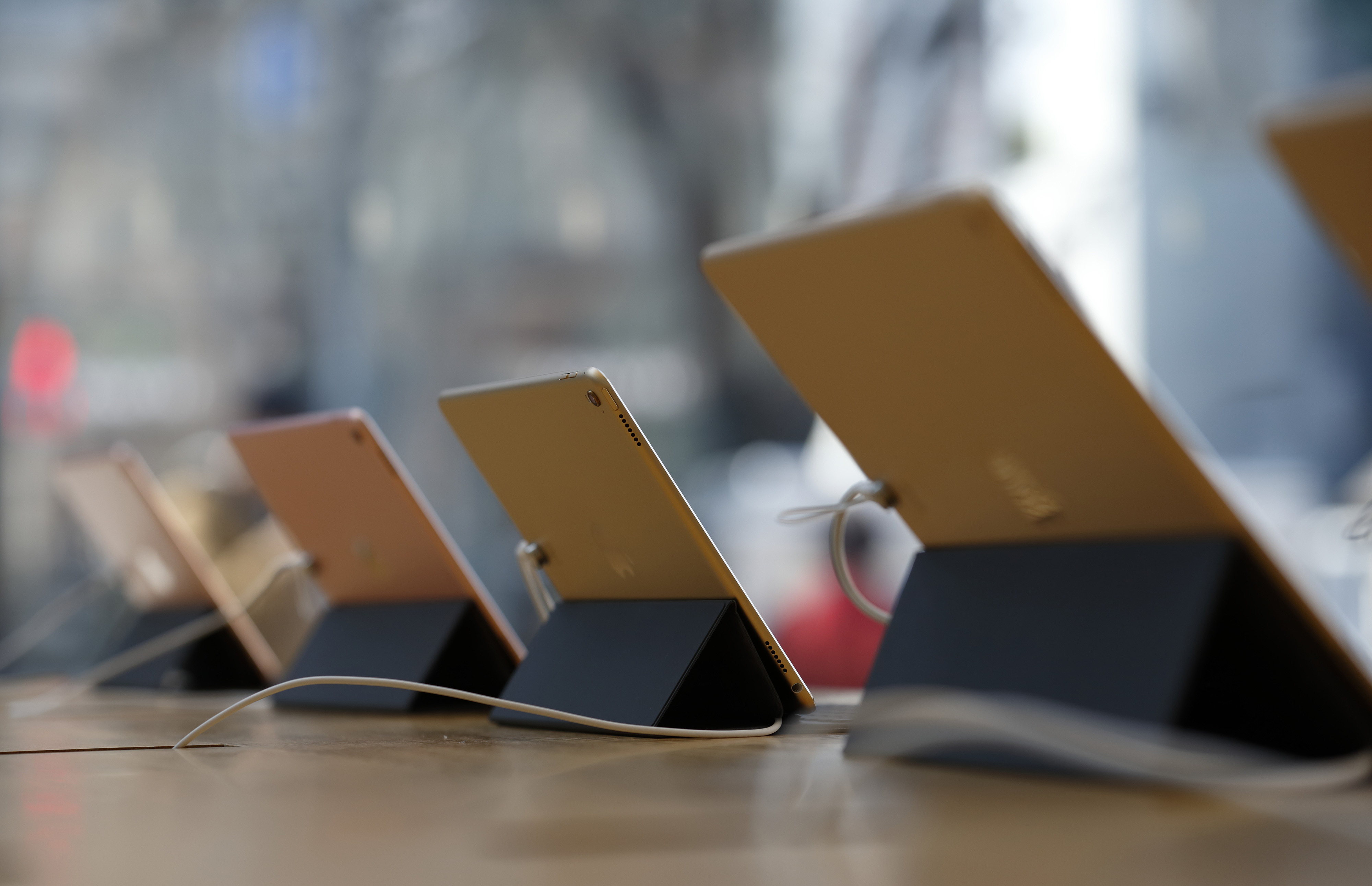 Travis Co. officials planning to give inmates iPadlike tablets to pass